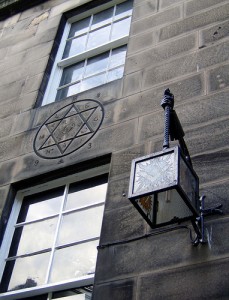 Sello de Salomón acompañado de símbolos, en la fachada de un templo masónico en Edimburgo (Escocia).