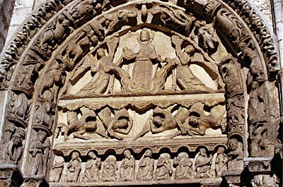 Cristo rodeado de signos del zodiaco en una de las fachadas de la catedral de Chartres.